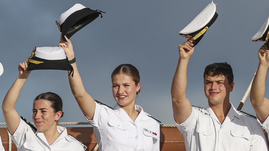 La heredera y sus compañeros saludan desde el buque Elcano en Canarias.