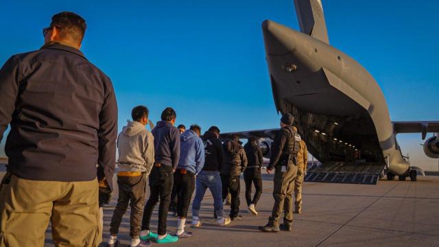 El primer avión con ciudadanos expulsados del país por orden de Donald Trump.