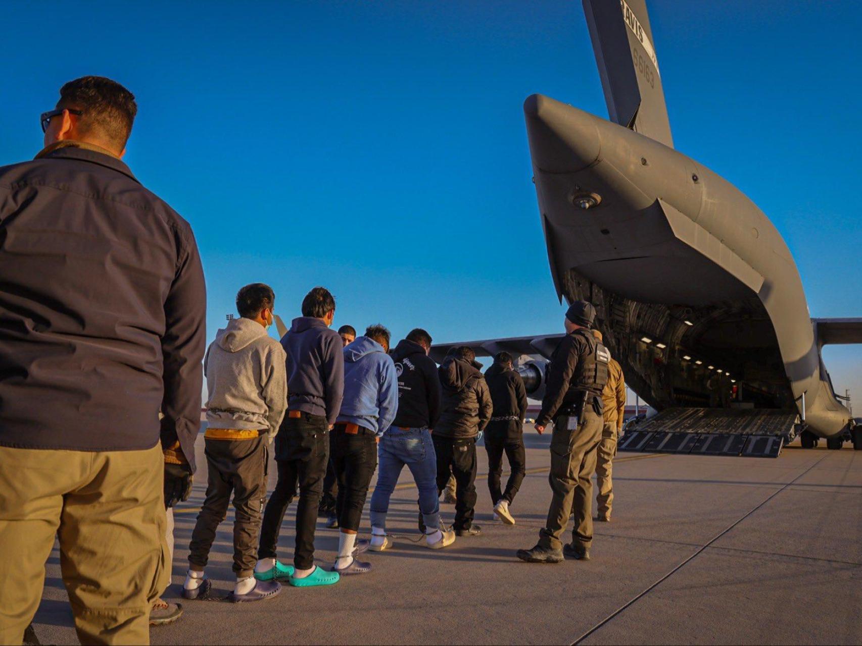 El primer avión con ciudadanos expulsados del país por orden de Donald Trump.