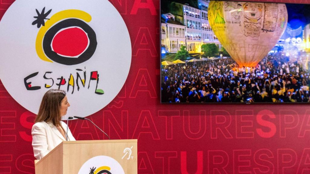 La alcaldesa de Betanzos (A Coruña), María Barral, durante la presentación de la campaña turística en la caseta de Turespaña en Fitur.