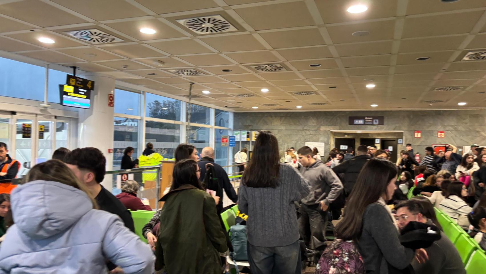 Pasajeros esperando a volar en Alvedro este viernes