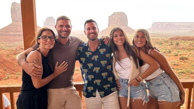 Javier Ruiz, en el centro de la imagen, rodeado por Joaquín y su familia.