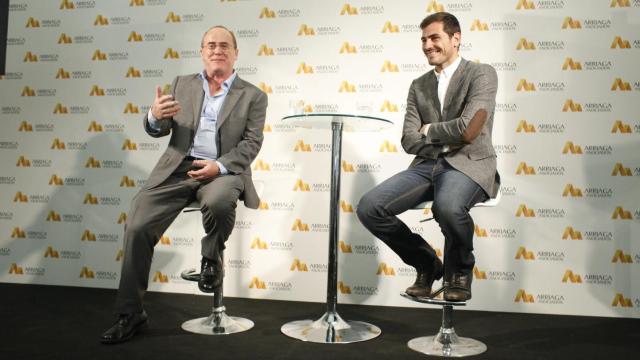 Imagen de archivo de Jesús María Ruiz de Arriaga, posando junto a Iker Casillas durante un espacio publicitario de Arriaga Asociados.