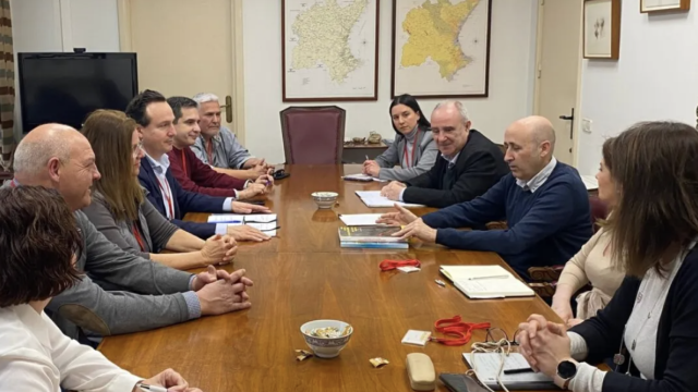 El presidente de la CHJ, Miguel Polo, reunido con representantes de Fepeval. EE