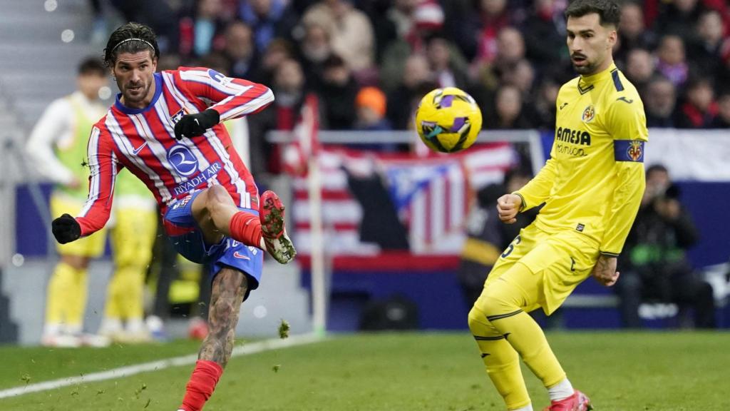 De Paul ejecuta un pase en el partido ante el Villarreal.