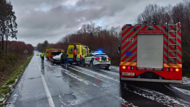 Fallece una persona y otras cuatro resultan heridas tras una colisión entre dos vehículos en Xermade (Lugo)