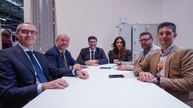 De izquierda a derecha, Sergio Sánchez, director general de Aguas de Alicante; Luis Castillo, presidente de APHA; Luis Barcala, alcalde de Alicante; Ana Poquet, concejal de Turismo de Turismo de Alicante; Héctor Fernández; y Fede Fuster, presidente de Hosbec.