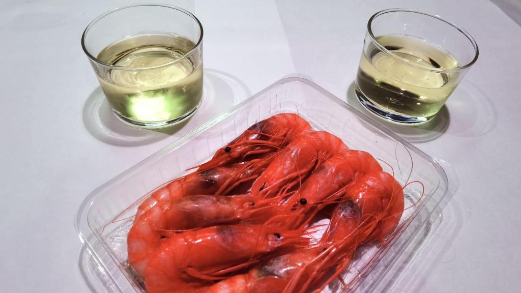 La bandeja de gamba roja lista para comer en el puesto de Felete en el Mercado Central de Alicante.