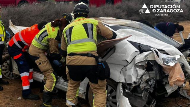 El efectivo de bomberos de la Diputación de Zaragoza excarcelando a ambos ocupantes del vehículo.