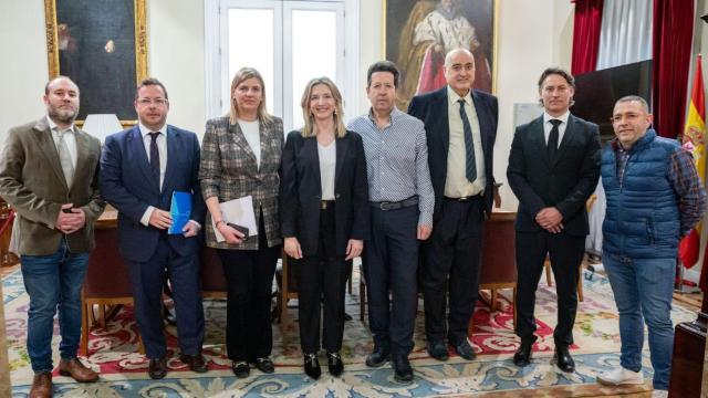 La presidenta del PP en el Senado mantiene un encuentro de trabajo con representantes del sector turístico