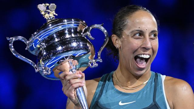 Madison Keys, con el trofeo de campeona del Open de Australia 2025