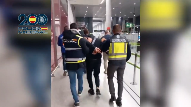 Vídeo de la detención en el Aeropuerto de Málaga del implicado en un atentado terrorista en Bélgica.