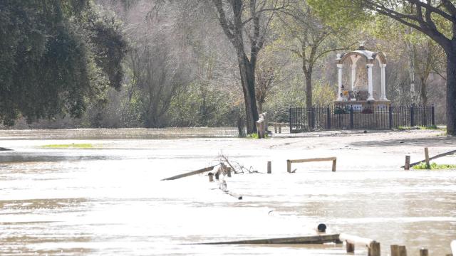 El río Guadiamar, desbordado a su paso por Aznalcázar tras la borrasca Garoé.