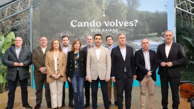 Foto de familia de la presentación de Turismo Rías Baixas, con el presidente de la Diputación de Pontevedra