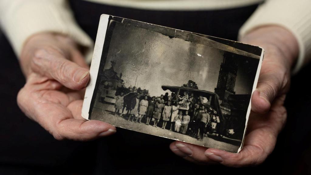 Iwanka sostiene una fotografía sin fecha de su camino de regreso a Polonia durante una sesión fotográfica para Reuters antes del 80 aniversario de la liberación del campo de concentración y exterminio nazi alemán de Auschwitz