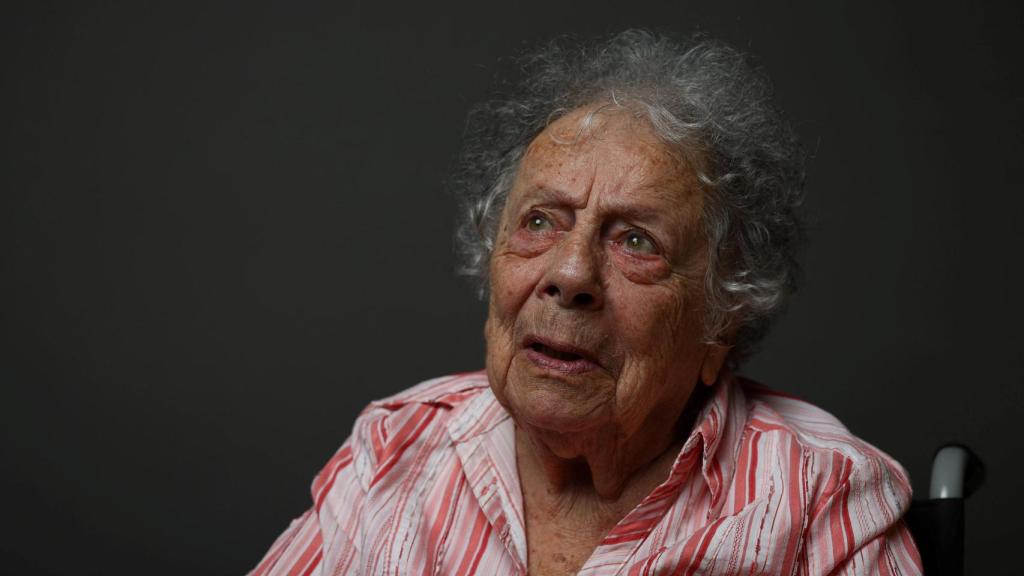 Teresa Regula, una sobreviviente de Auschwitz-Birkenau de 96 años, socióloga jubilada, reacciona durante una sesión de fotos para Reuters antes del 80 aniversario de la liberación del campo de concentración y exterminio nazi alemán de Auschwitz, en Cracovia, Polonia, en enero de 2025.