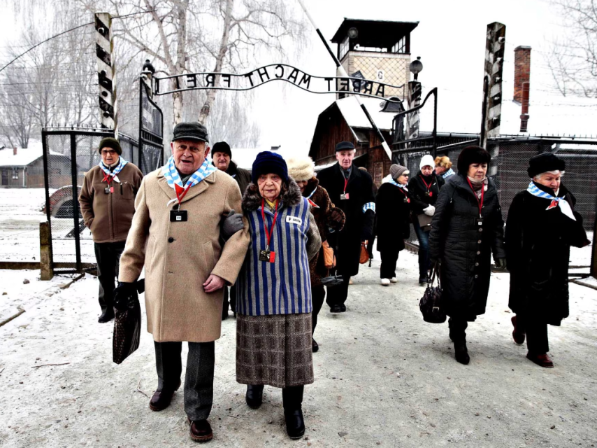 Supervivientes entrando al campo de Auschwitz