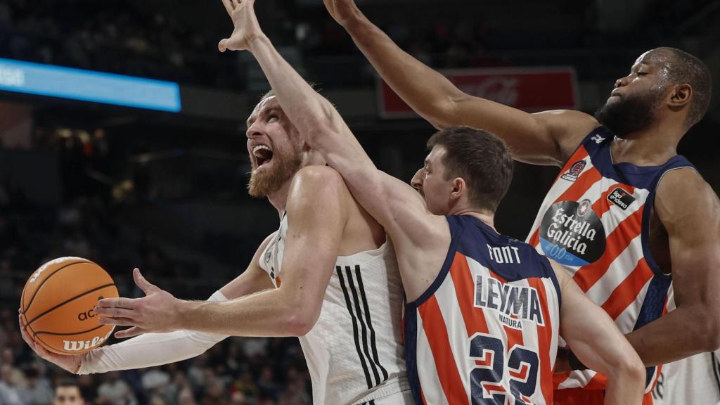 Dzanan Musa trata de encestar a canasta ante la presión de los jugadores del Basquet Coruña.