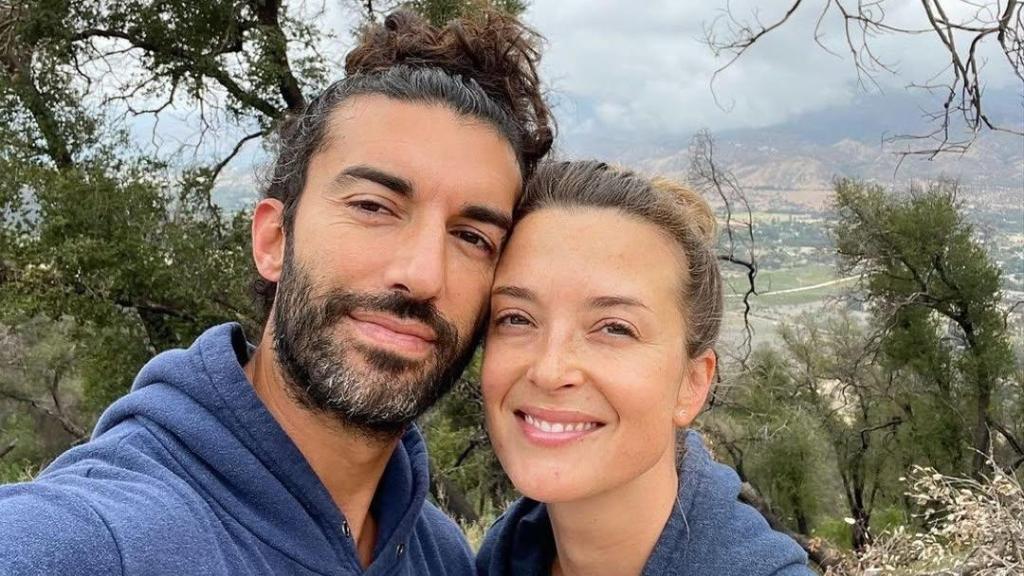 Justin Baldoni con su esposa, Emily.