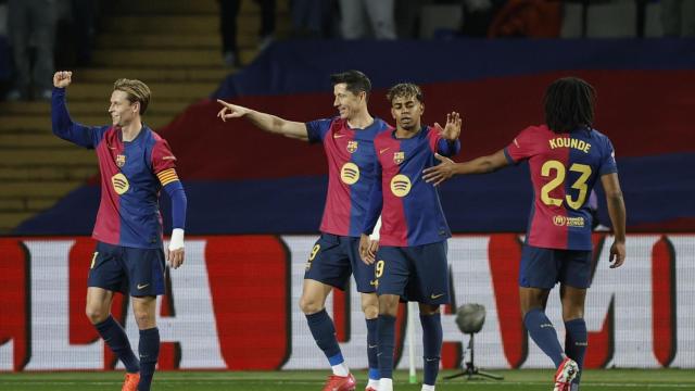 Los jugadores del Barça celebran el gol de Lewandowski.