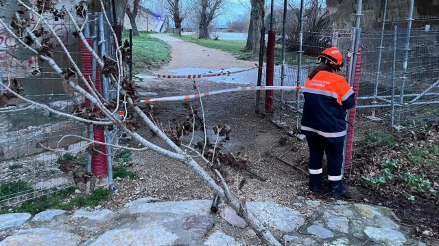 Imagen del cierre del puente de Piedra por el viento en Zamora