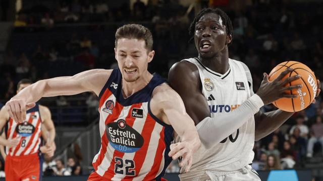 Acción de Ndiaye durante el partido ante la presión de Font.