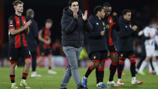 Andoni Iraola y los jugadores del Bournemouth agradecen a su afición el apoyo tras un partido.