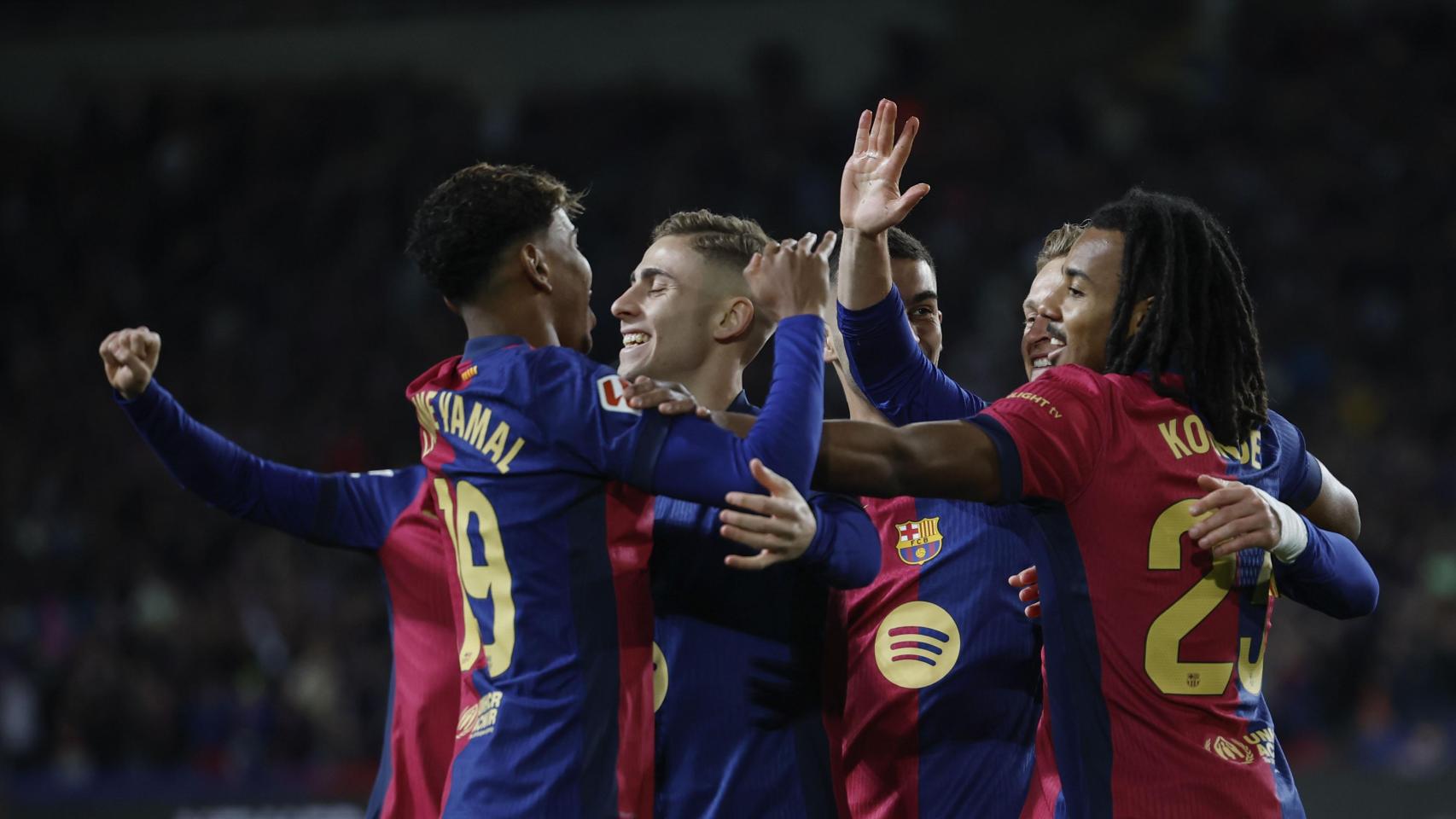 Los jugadores del Barça celebran el gol de Ferran Torres.