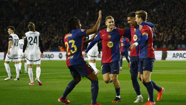 Los jugadores del Barça celebran el gol de Ferran Torres ante el Valencia.