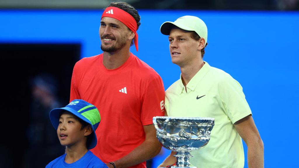 Alexander Zverev y Jannik Sinner, antes de la final del Open de Australia