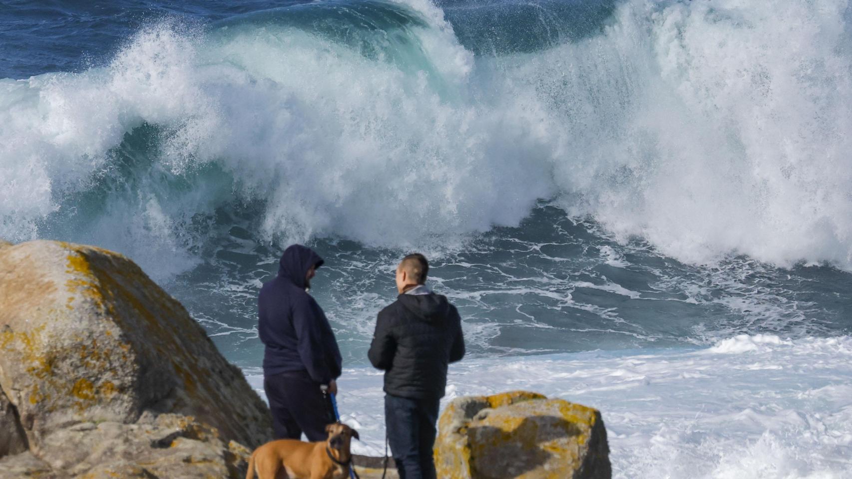 Siga la última hora de la borrasca Herminia | Desviados cuatro vuelos y otro cancelado por el fuerte viento en Santander