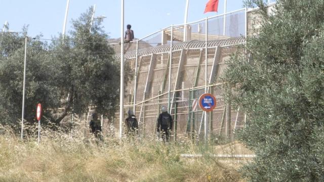 Imagen de archivo de un inmigrante tratando de saltar la valla de Melilla