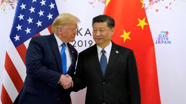 Trump y Xi Jinping se dan la mano antes de su reunión bilateral durante la cumbre de líderes del G20 en Osaka, en 2019.