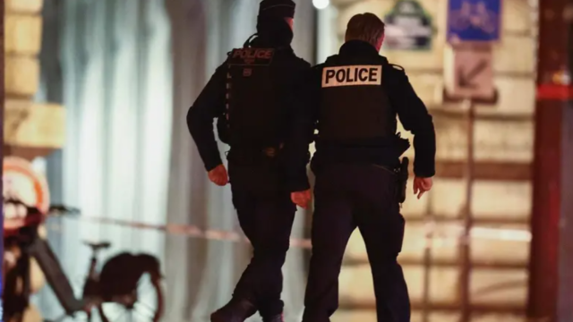 Agentes de la Policía en París.