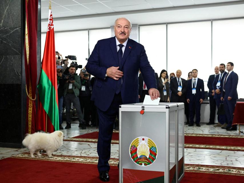 Lukashenko prorroga su tiranía de 30 años en Bielorrusia con otra farsa electoral: "Los rivales eligen entre la prisión y el exilio"