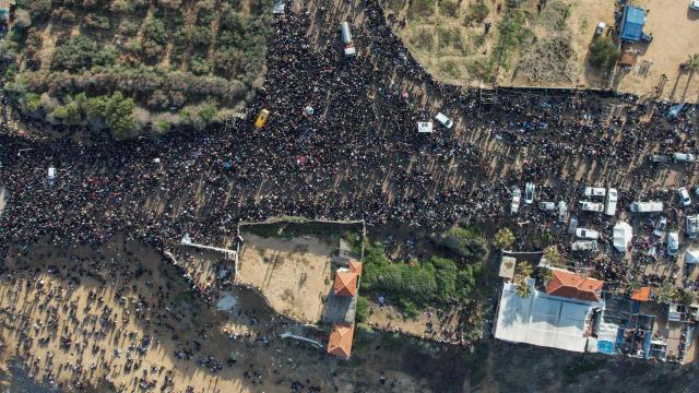 Palestinos desplazados esperan que se les permita regresar a sus hogares en el norte de Gaza, en la Franja de Gaza central.