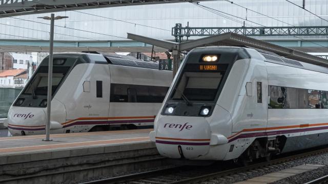 Archivo - Trenes de cercanías parados en las vías de una estación de tren de Santiago