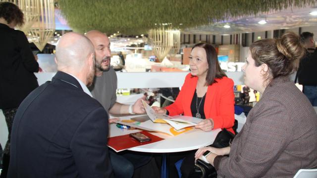 Rosa Melchor, alcaldesa de Alcázar de San Juan, durante una reunión celebrada en Fitur.