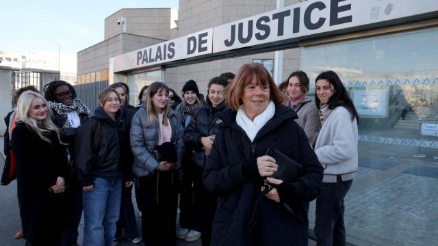 Gisèle Pelicot a su llegada a un juicio celebrado en Aviñón, rodeada de mujeres que acuden a apoyarla. Foto: Alain ROBERT/SIPA / Gtres