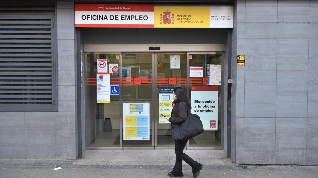 Una mujer pasa por una oficina del Sepe, imagen de archivo. Gustavo Valiente / Europa Press