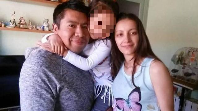 El difunto Antonio, sonriente y feliz, junto a su mujer, Silvia, y una de sus dos hijas.