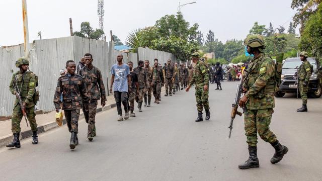 Oficiales de seguridad ruandeses reciben a soldados de las FARDC que se rindieron en Goma