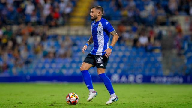 Artiles, uno de los jugadores que llegaron al club en un mercado invernal, durante un partido.