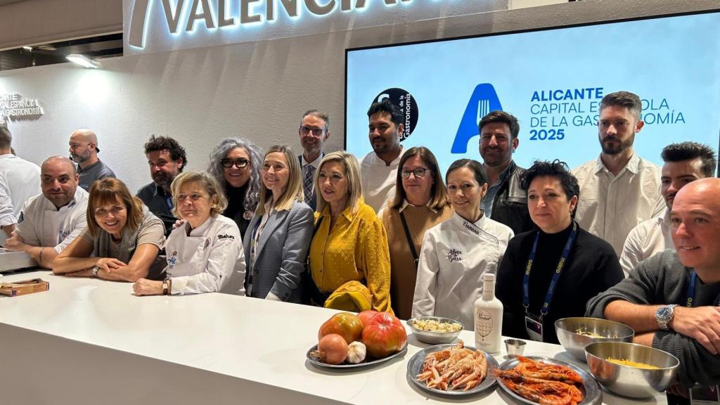 Los cocineros de Alicante este lunes en el pabellón de la Comunitat Valenciana de Madrid Fusión.