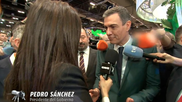 Pedro Sánchez atiende a la reportera del 'CQC' Ana Francisco en Fitur.