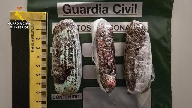 Las tres bellotas de hachís localizadas en el interior del cuerpo de un preso del Centro penitenciario de la Moraleja