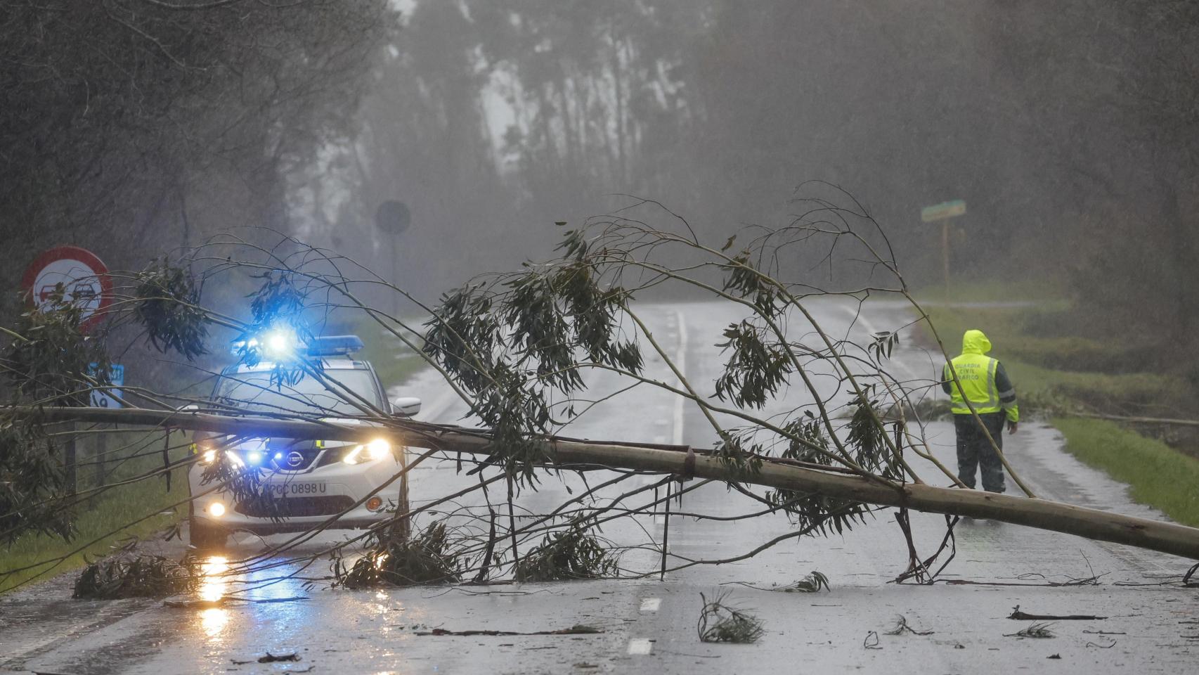 Llega la borrasca Herminia a España y Aemet alerta por vientos  huracanados : vuelos cancelados y cortes de vías