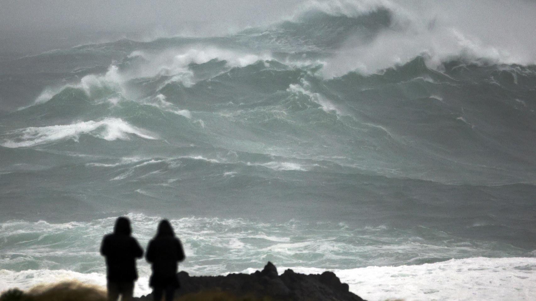 La borrasca Herminia azota España: vientos de 150 km/h, olas de 8 metros, lluvia intensa y hasta un metro de nieve