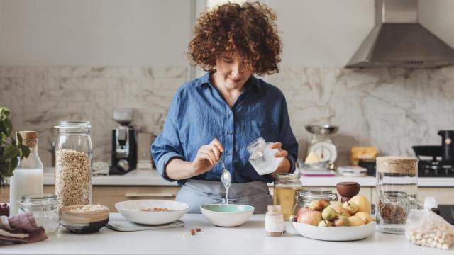 Una persona cocinando