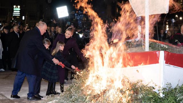 Alberto y Charlène de Mónaco junto a sus hijos en la celebración de Santa Devota.